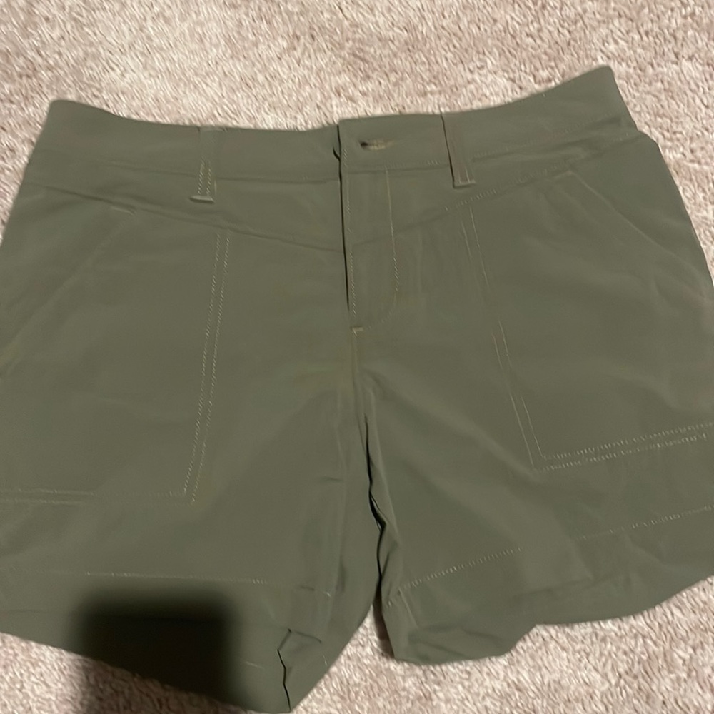 Women’s shorts size 4. Never worn